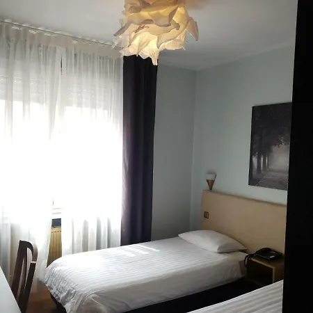 Yasha Hotel 3*